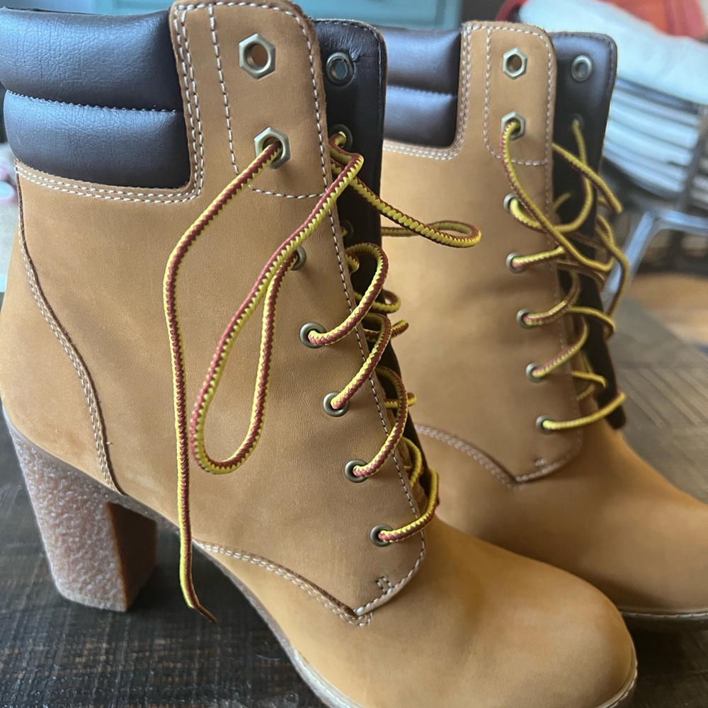 Timberland heeled boots size 9.5 woman’s